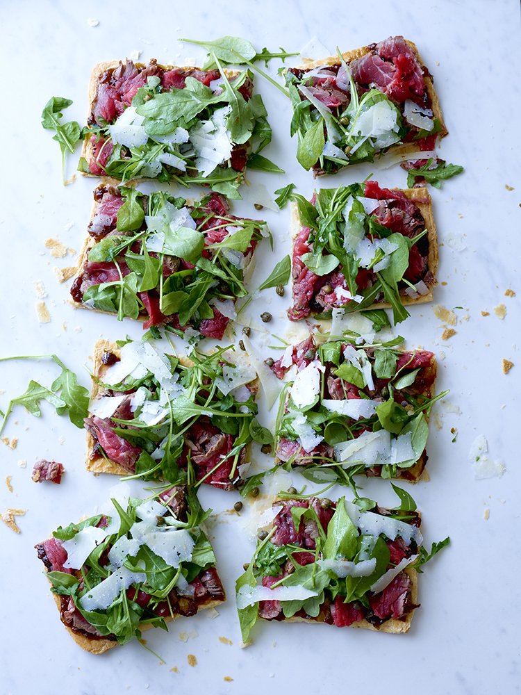 tarte fine with fillet of beef, onion marmalade, pecorino & rocket